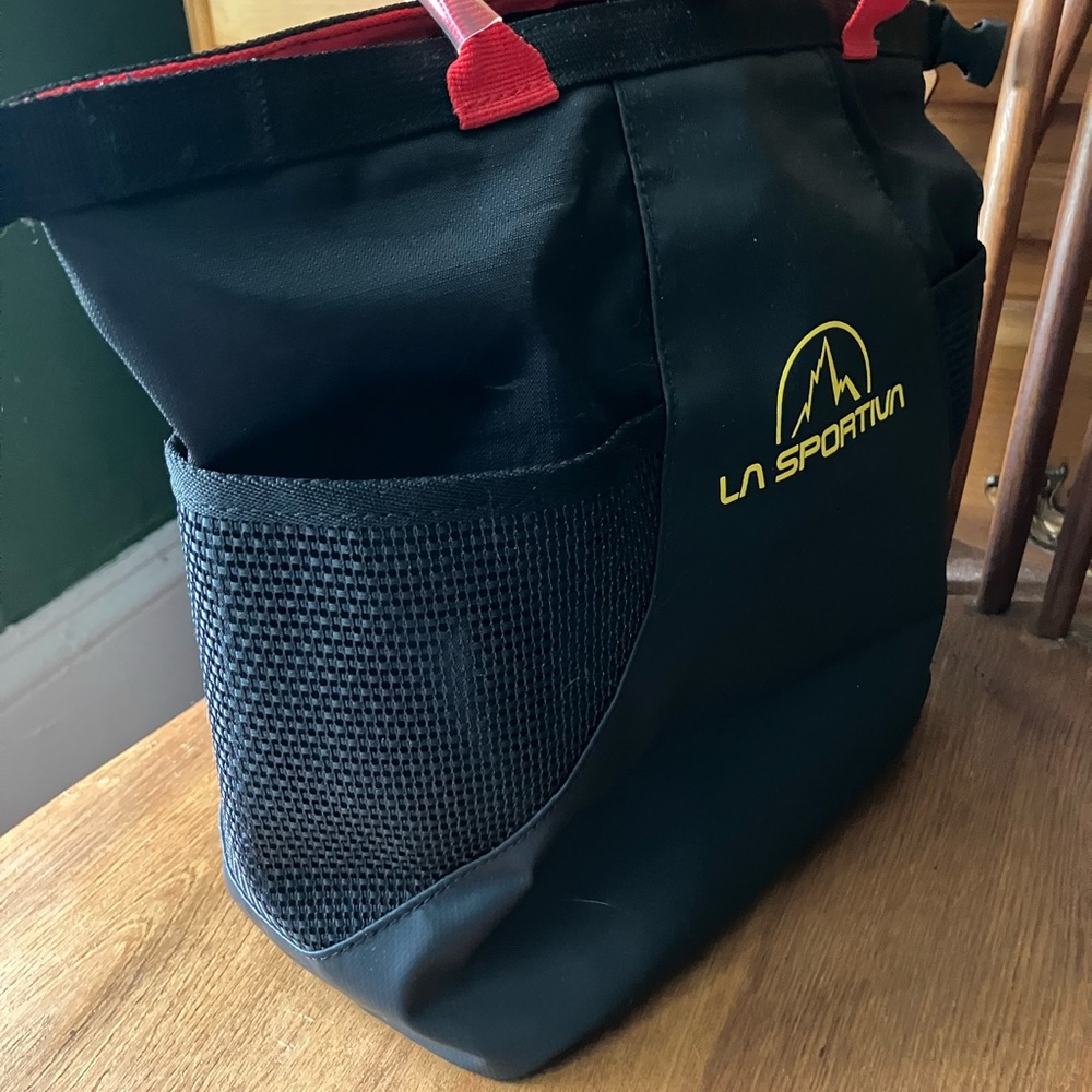 La Sportiva Black and Red Chalk Bag, brand new - Picture 4 of 7